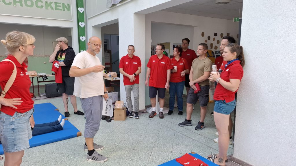 Organisator Frederic Schlichting weist die Helfer ein