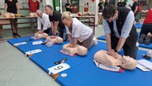 Staatsekretärin Sylvia Grimm überbrachte nicht nur einen Förderbescheid, sondern ließ sich auch intensiv in das Thema Wiederbelebung einführen. Foto (C) FDF